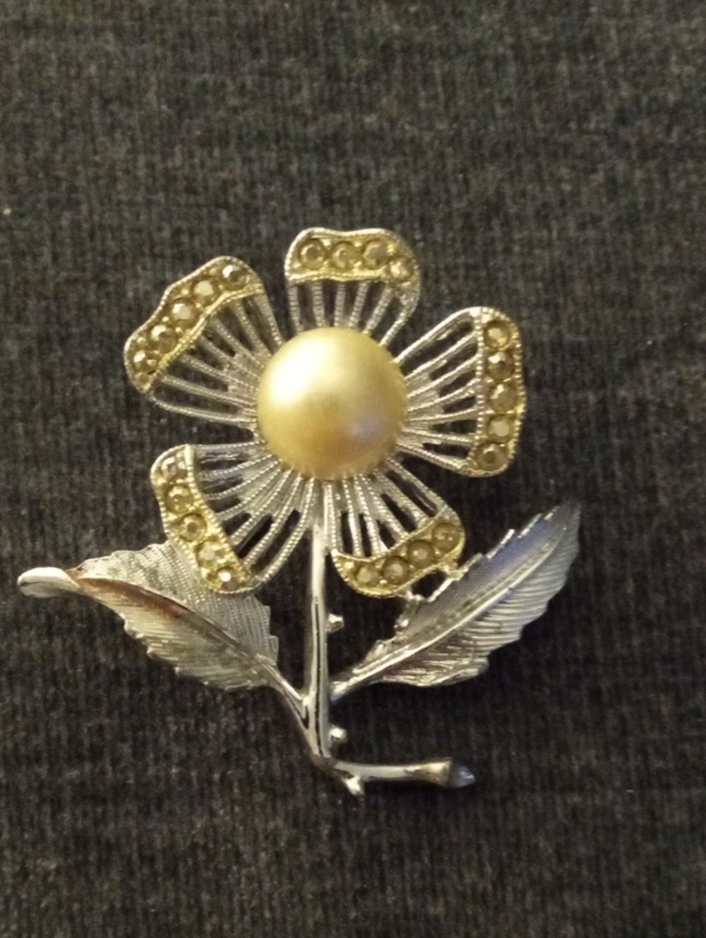 Two (2) Vintage Flower Brooches - Picture 6 of 11